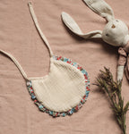 Babero Newborn Bambula Ecru y Volante Liberty Lucía