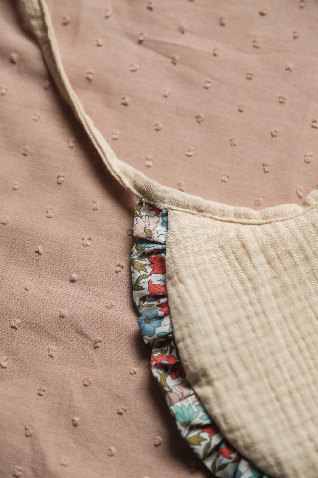 Babero Newborn Bambula Ecru y Volante Liberty Lucía