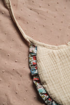 Babero Newborn Bambula Ecru y Volante Liberty Lucía