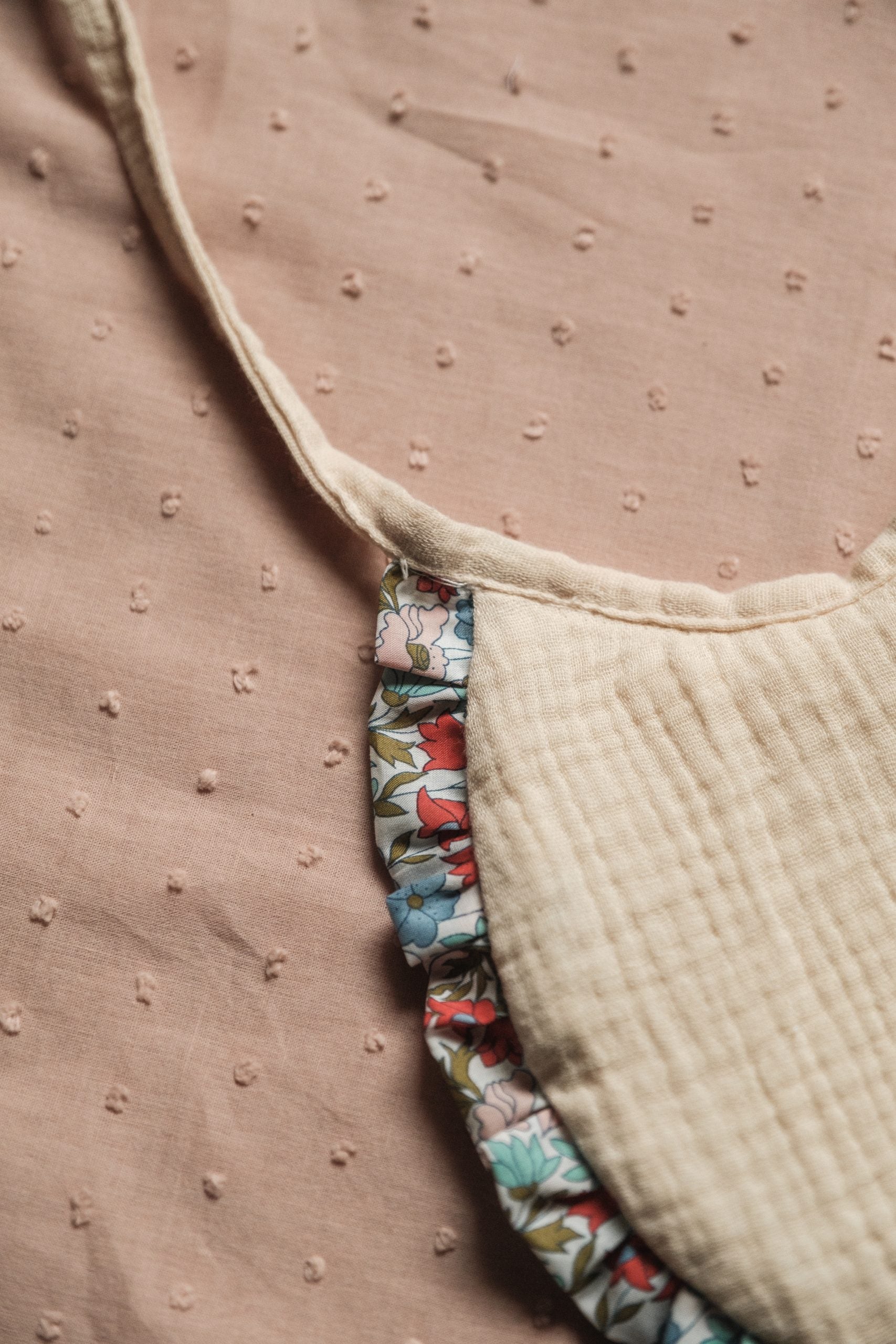 Babero Newborn Bambula Ecru y Volante Liberty Lucía