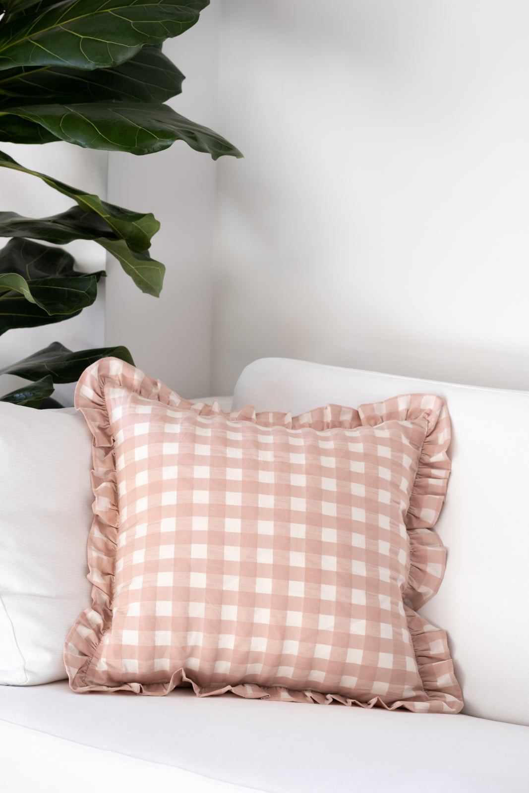 Funda Cojín 50x50 con volante Vichy rosa